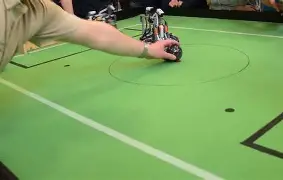 精湛足球比赛中球员射门精准无误吗